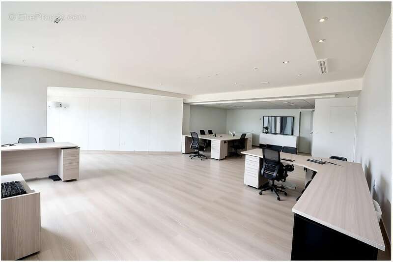 Local/bureau à vendre LA COUARDE SUR MER (17), local commercial premium - photo 3