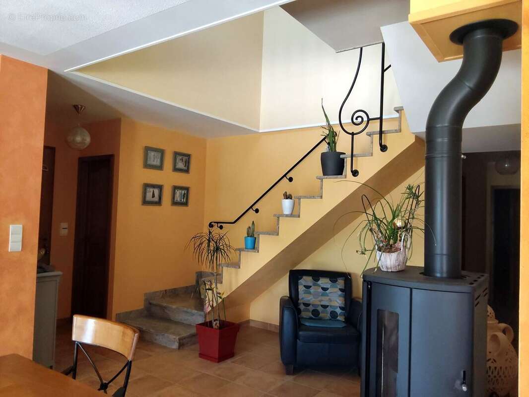 Maison 133 m² à Regusse  - photo 3