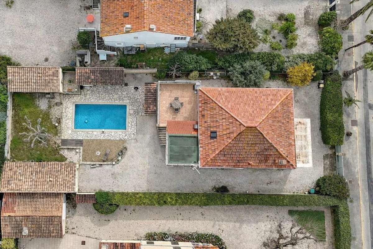 Maison à SAINT-CYR-SUR-MER