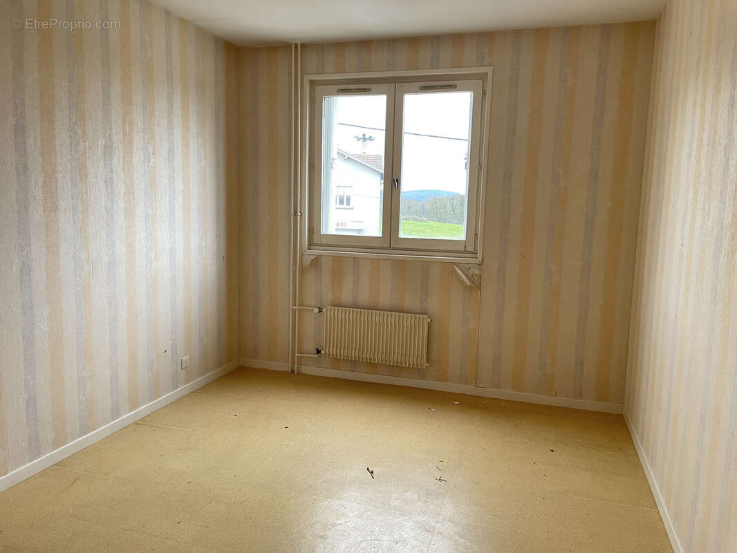 Commerce à SAINT-ETIENNE-DU-BOIS