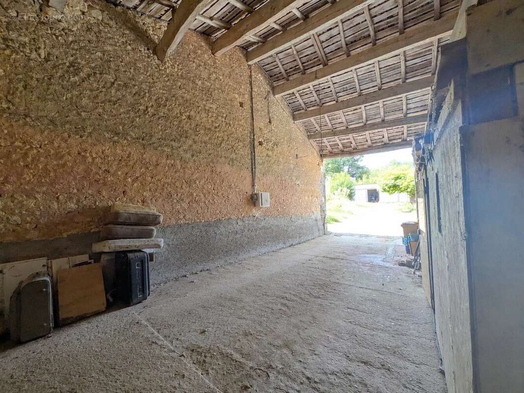 Maison en pierre économe en énergie, dépendances et près de 8 000 m² de terrain - photo 12