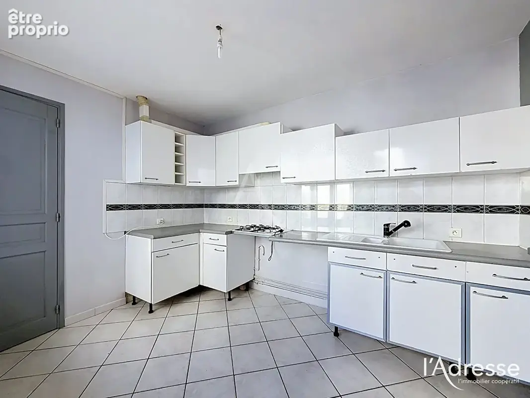 Maison de bourg à vendre à Truyes. - photo 4