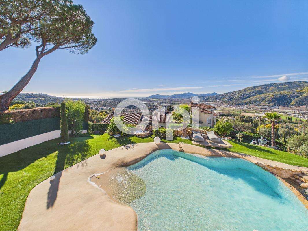 Maison à LA ROQUETTE-SUR-SIAGNE