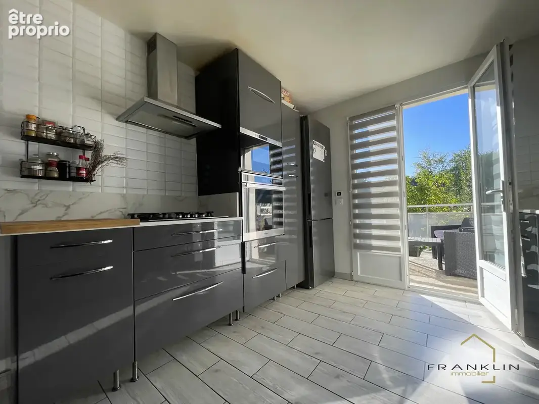 Tremblay-en-France, Pavillon traditionnel édifié sur un rez-de-jardin - 3 chambres - 402 m2 de terrain - photo 7