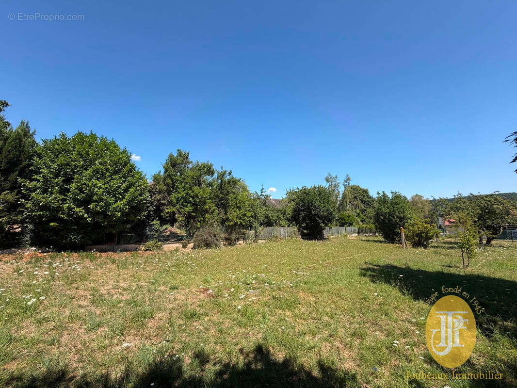 Terrain constructible de 935m2 - photo 2