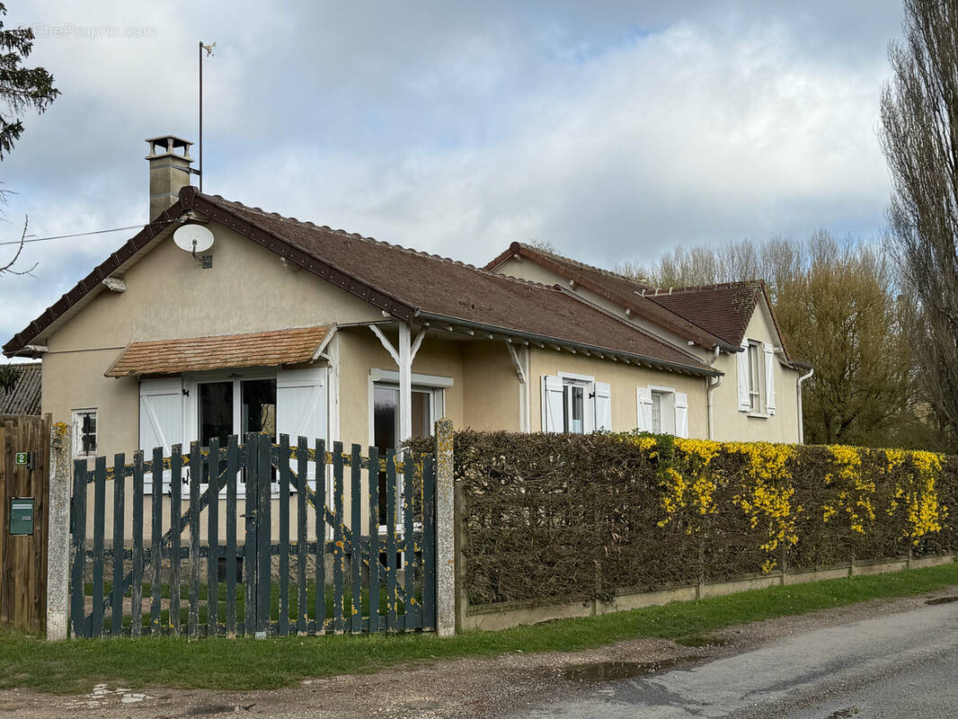 Maison à HOUDAN
