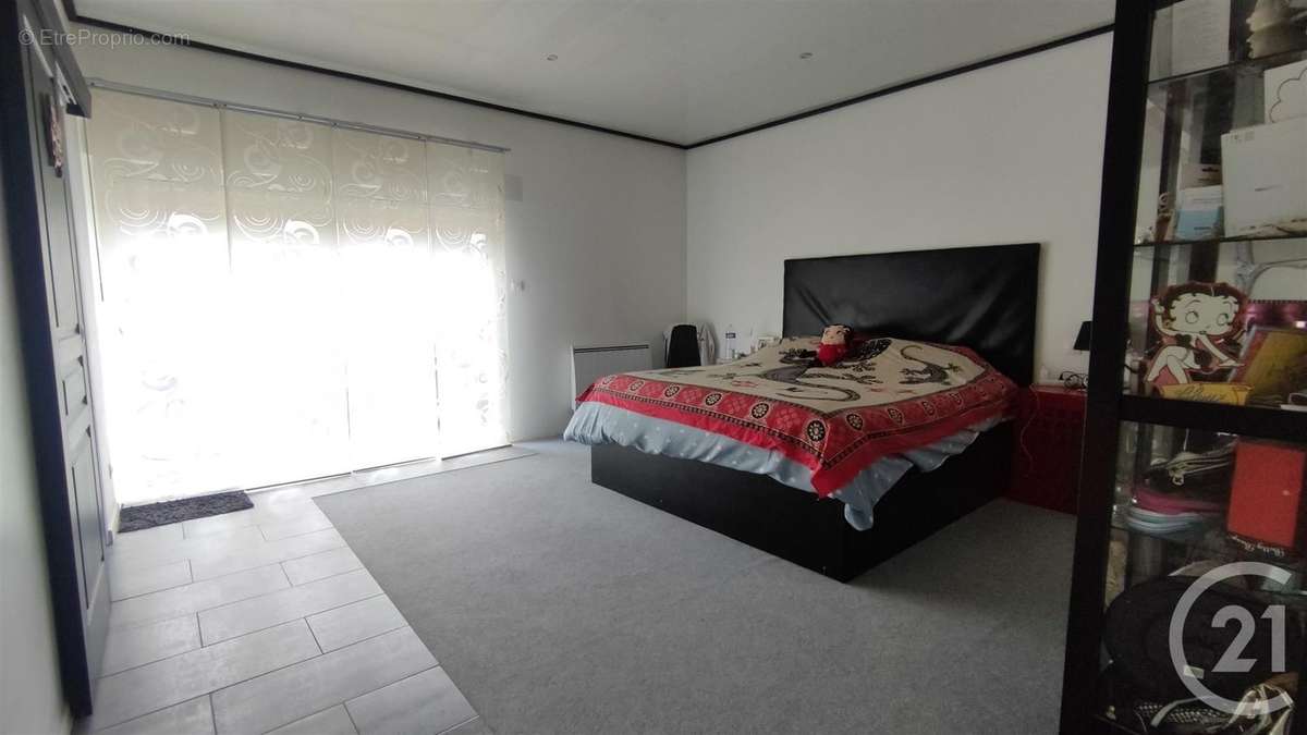 Maison à SAINT-QUENTIN-SUR-COOLE