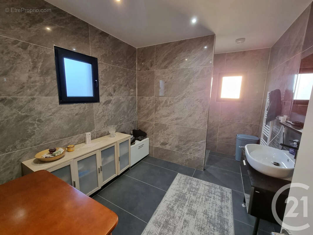 Maison à SAINTE-COLOMBE-EN-BRUILHOIS