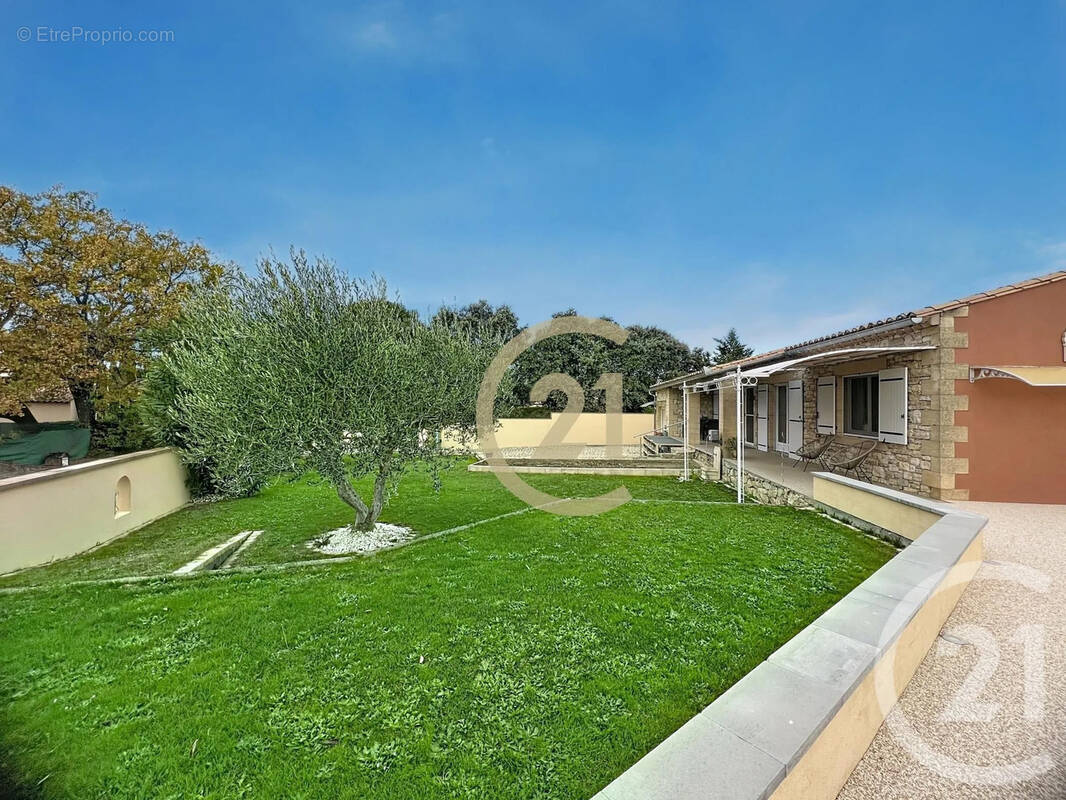 Maison à MONTAREN-ET-SAINT-MEDIERS