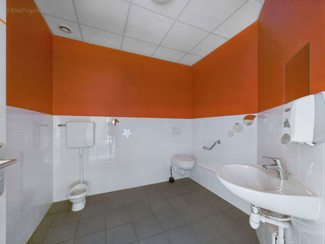 Commerce à TOURNON-SUR-RHONE