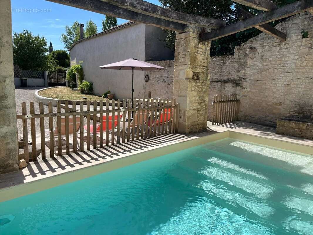 Charmante maison en pierre avec trois chambres et deux salles de bains - photo 2