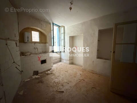 Lodève centre, ensemble d'habitation à rénover entièrement ! - photo 12