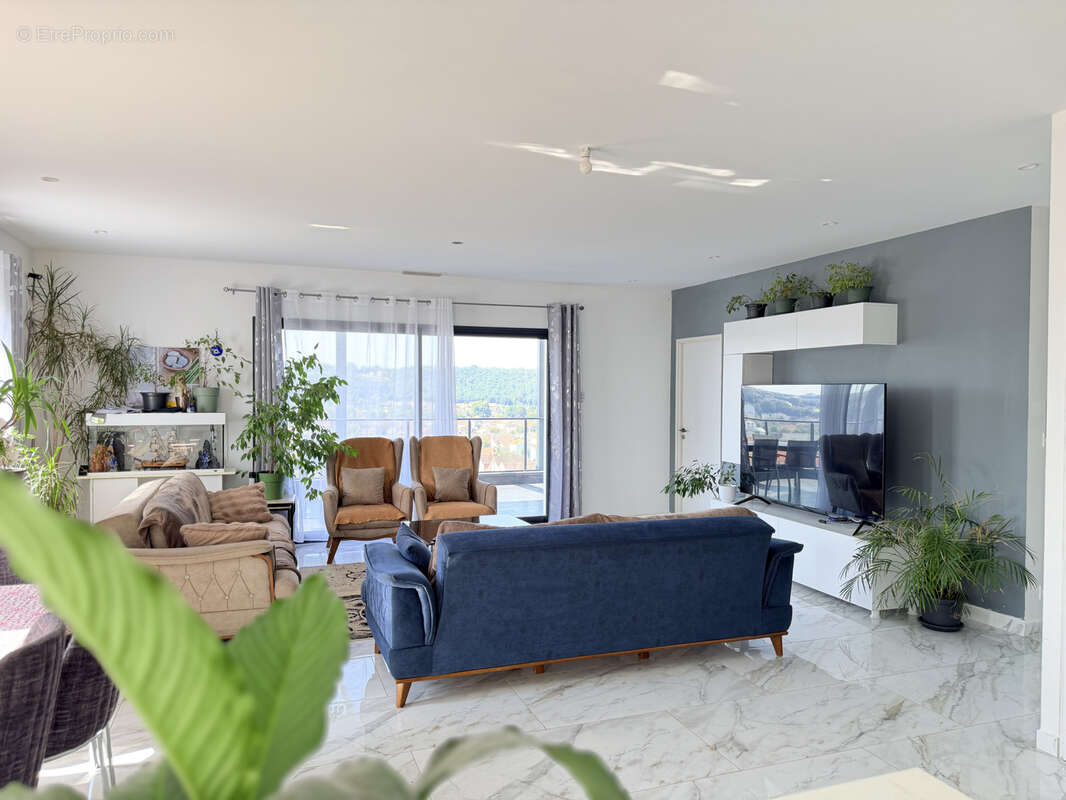 Maison 7 pièces de 164 m2 avec un grand garage et une piscine. - photo 2