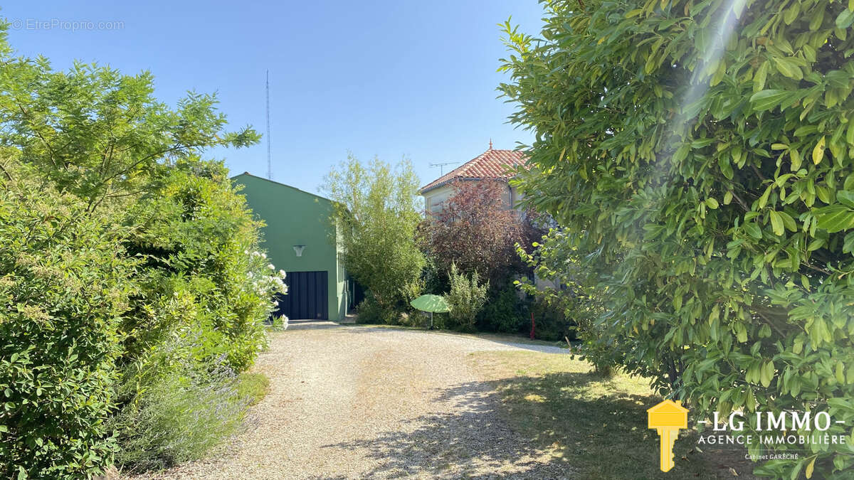 Maison à BRIE-SOUS-MORTAGNE