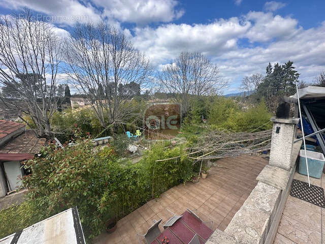 A.I.E.: Grande maison à rénover entièrement sur une parcelle de plus de 1200 m2 - photo 4