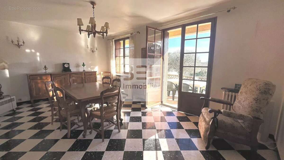 Maison à LAUDUN-L'ARDOISE