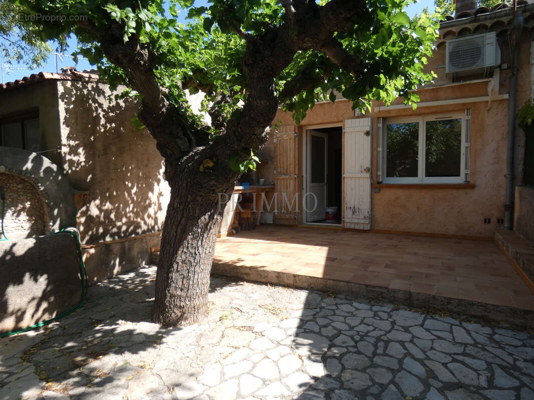 Appartement de plain pied sur 234 m2 de terrain avec garage et cave le thoronet - photo 4