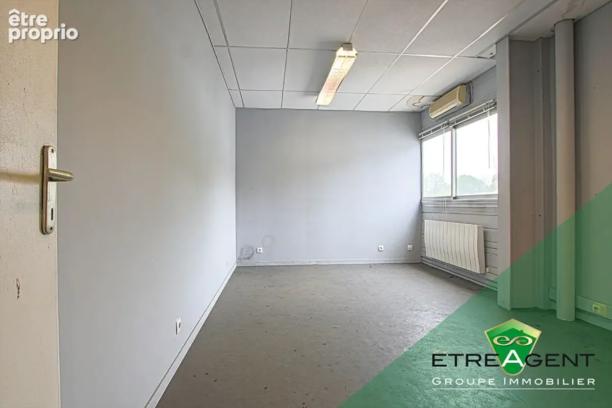 Local commercial 600 m² - atelier + bureaux - photo 6
