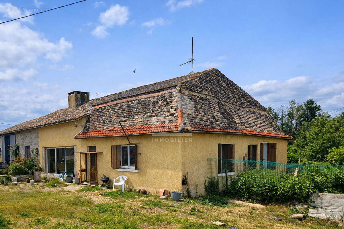 Maison à SAINT-ETIENNE-DE-PUYCORBIER