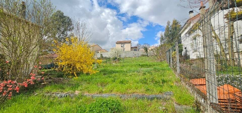 Terrain à AIXE-SUR-VIENNE