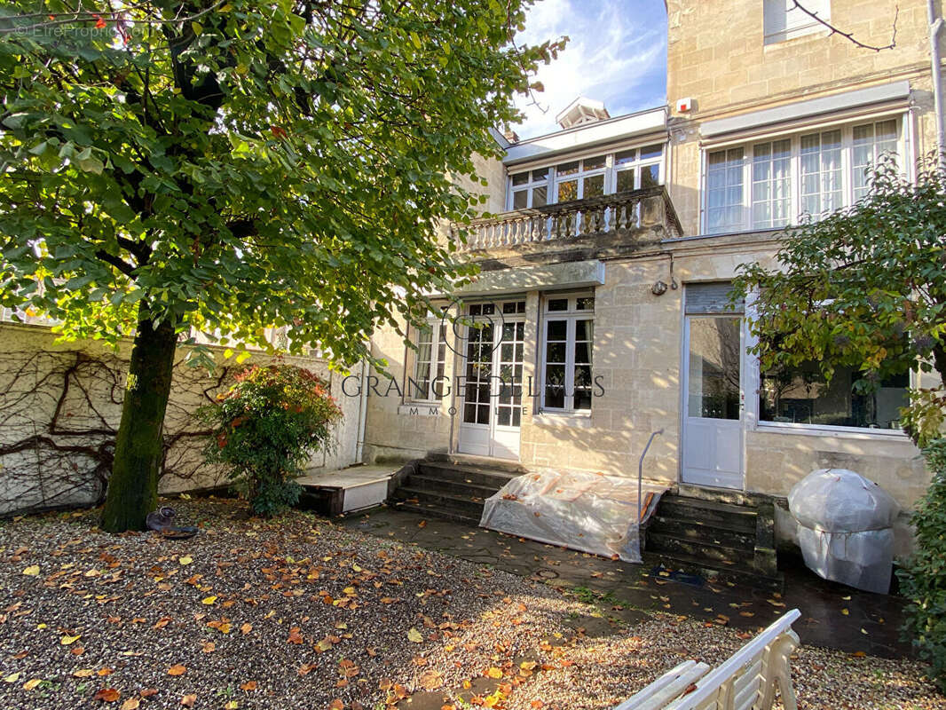 Hôtel Particulier avec jardin et garage - SAINT SEURIN - photo 9