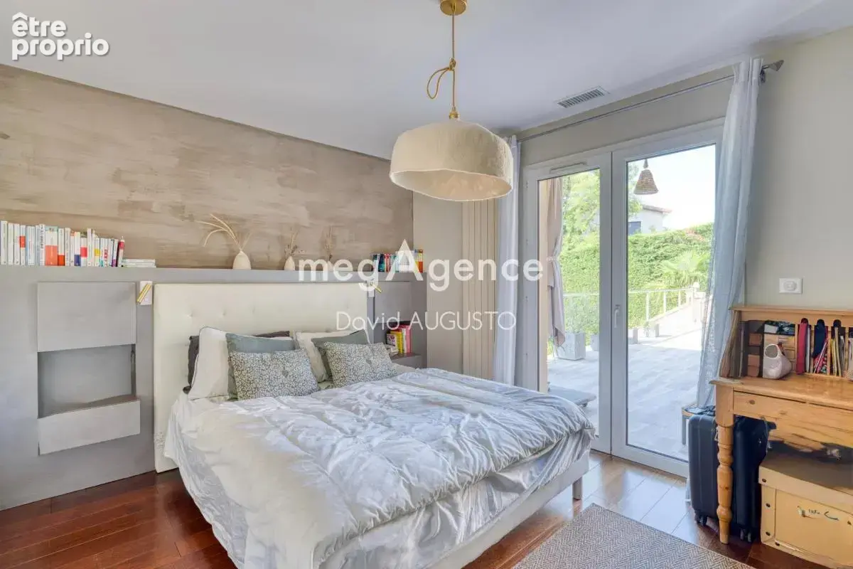 Maison avec vue, cadre naturel, piscine et garage pour 5 voitures - photo 9