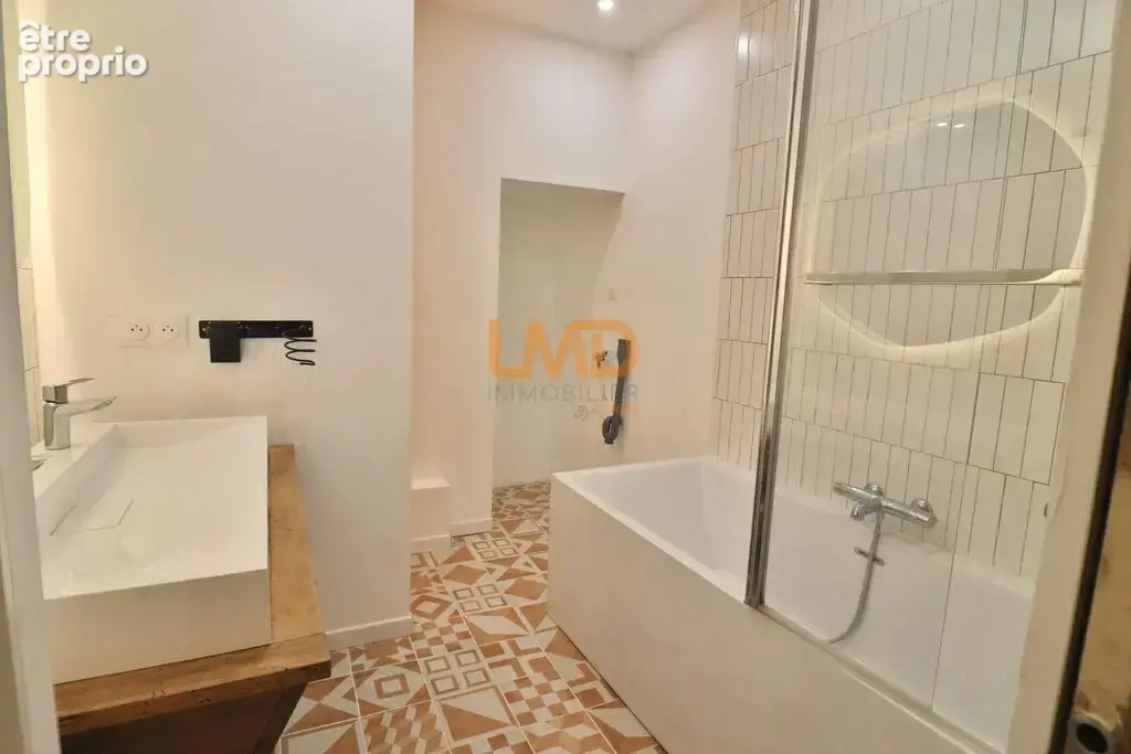Saint Maximin – Maison de ville rénovée – Terrasse 27m2 – Garage - photo 8