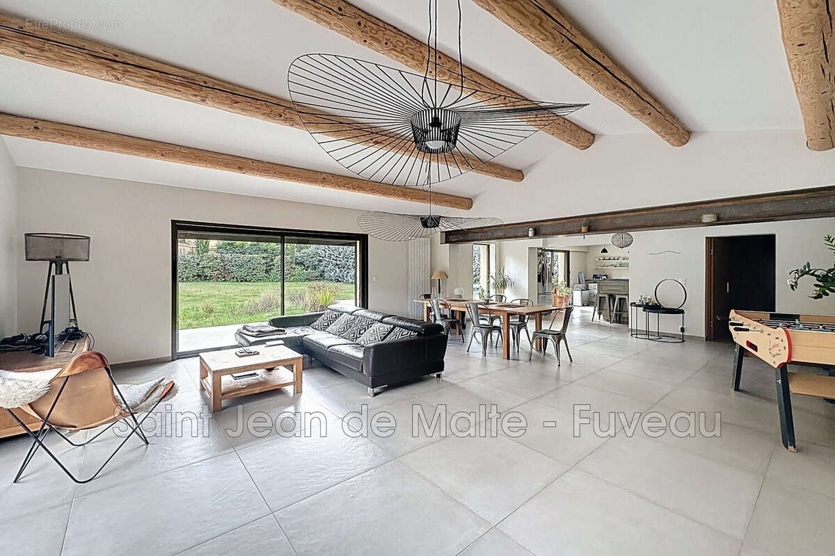 Maison à SIMIANE-COLLONGUE