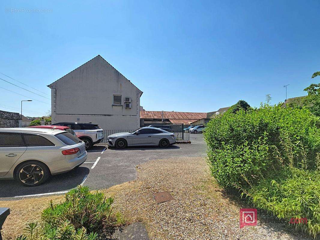 Appartement en rez-de-chaussée avec cour et 2 stationnements - photo 2
