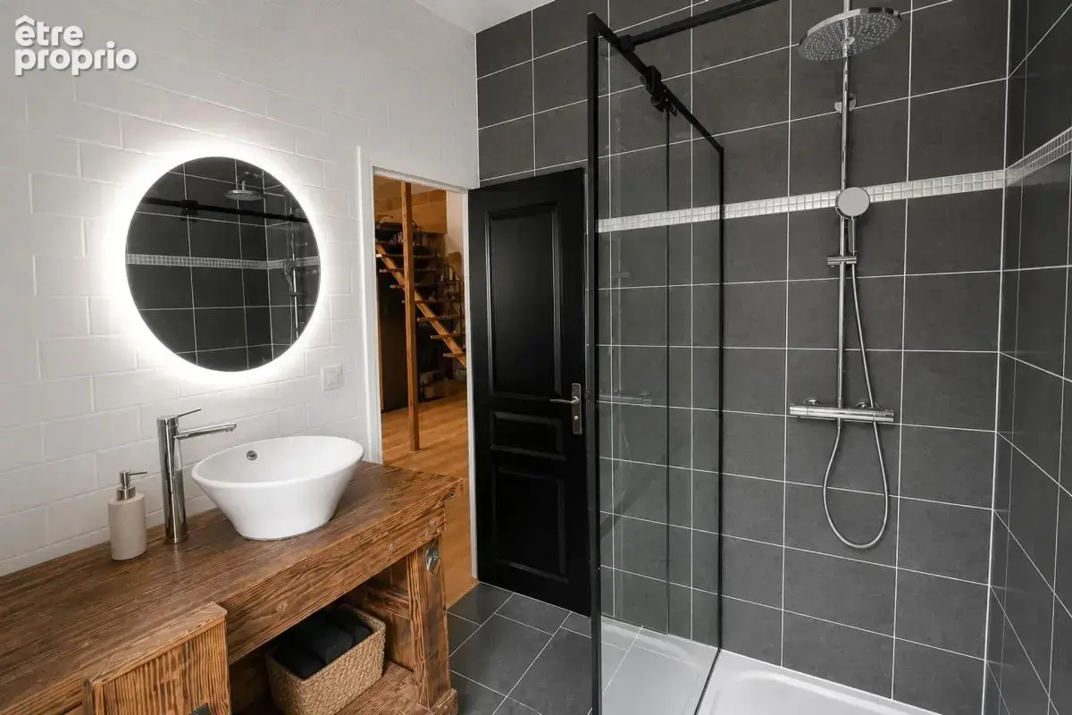 Immeuble rénové 250 m² situé à Ardes - photo 7