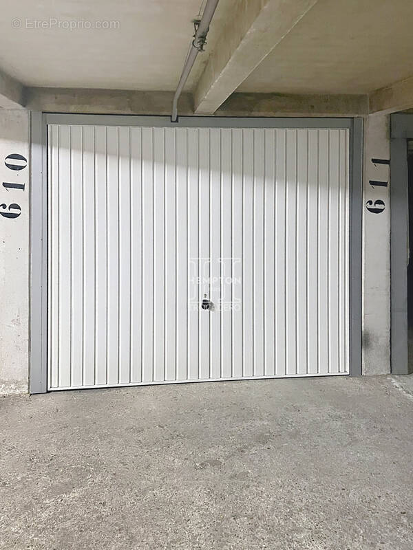Parking à PARIS-16E