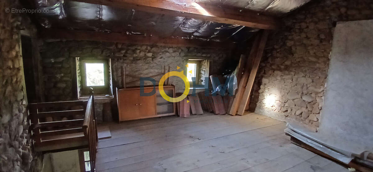 A vendre maison de bourg en pierre avec garage et jardin - photo 24