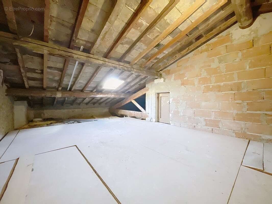 MONTPELLIER CENTRE, Appartement avec Charme de l'ancien, T3/4 en duplex dernier étage à rénover ! - photo 3