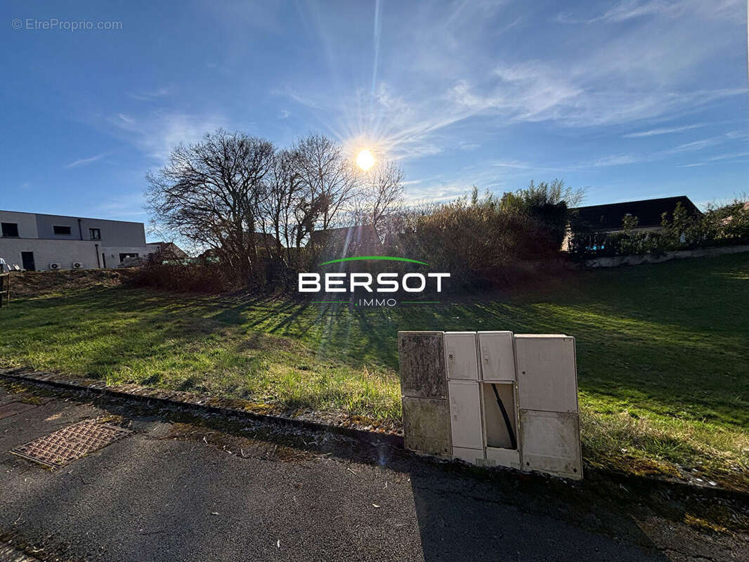 Terrain viabilisé de 670 m² - Saint Vit - photo 2
