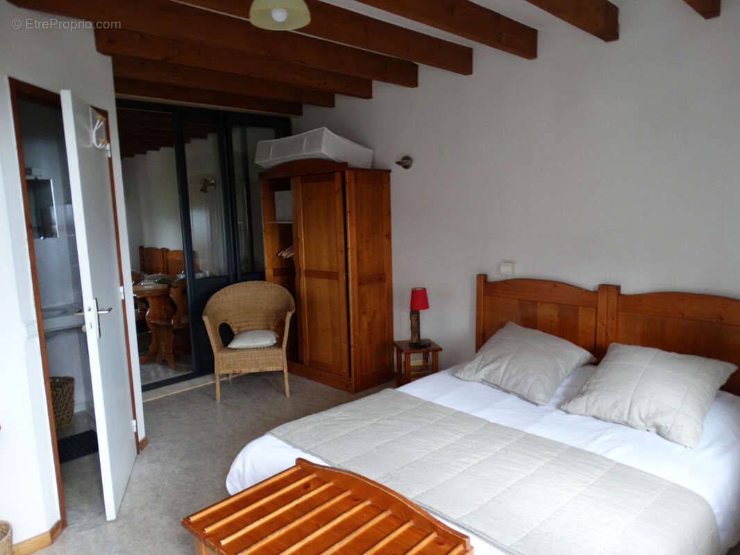 Commerce à THELIS-LA-COMBE