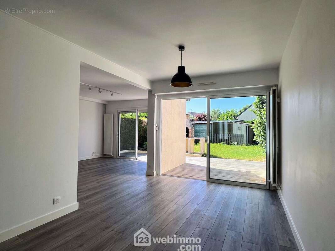 ... d&#039;une partie salon... - Maison à BRAIN-SUR-L&#039;AUTHION