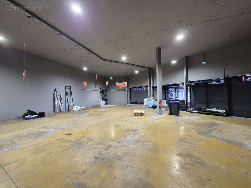 Local commercial 1000m2 Saint-Esteve - photo 4