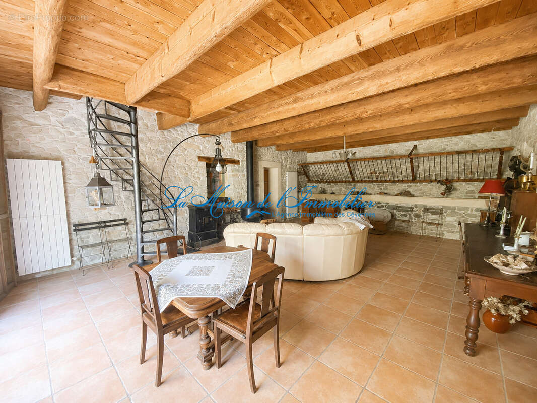 Axe ALES/NIMES, Maison en pierres de type F5 de caractère de 270 m2 hab, piscine, garage de 36 m2, sur 871 m2 - photo 4