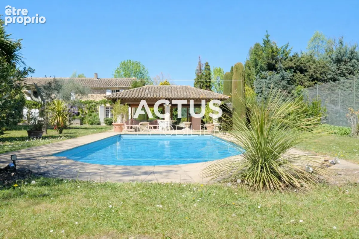 Maison 434 m² à Senas  - photo 2
