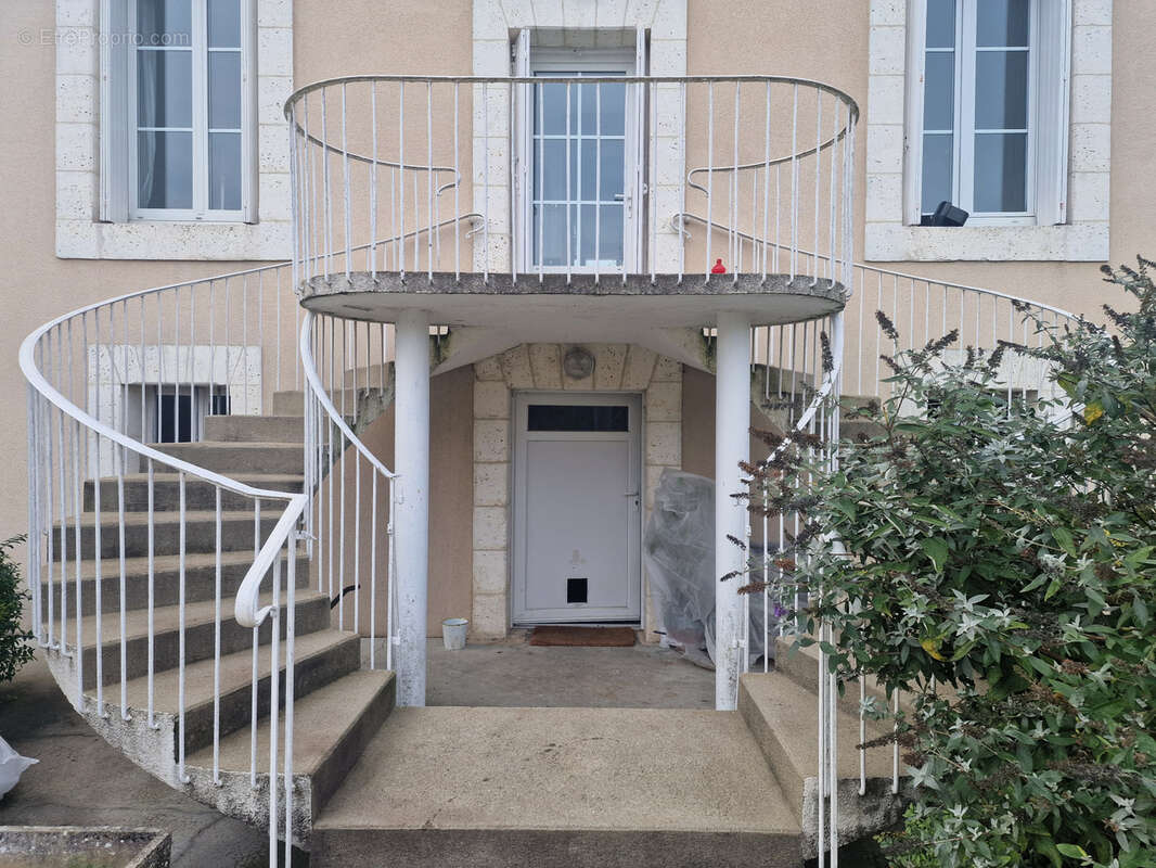 Maison à MONTMOREAU-SAINT-CYBARD