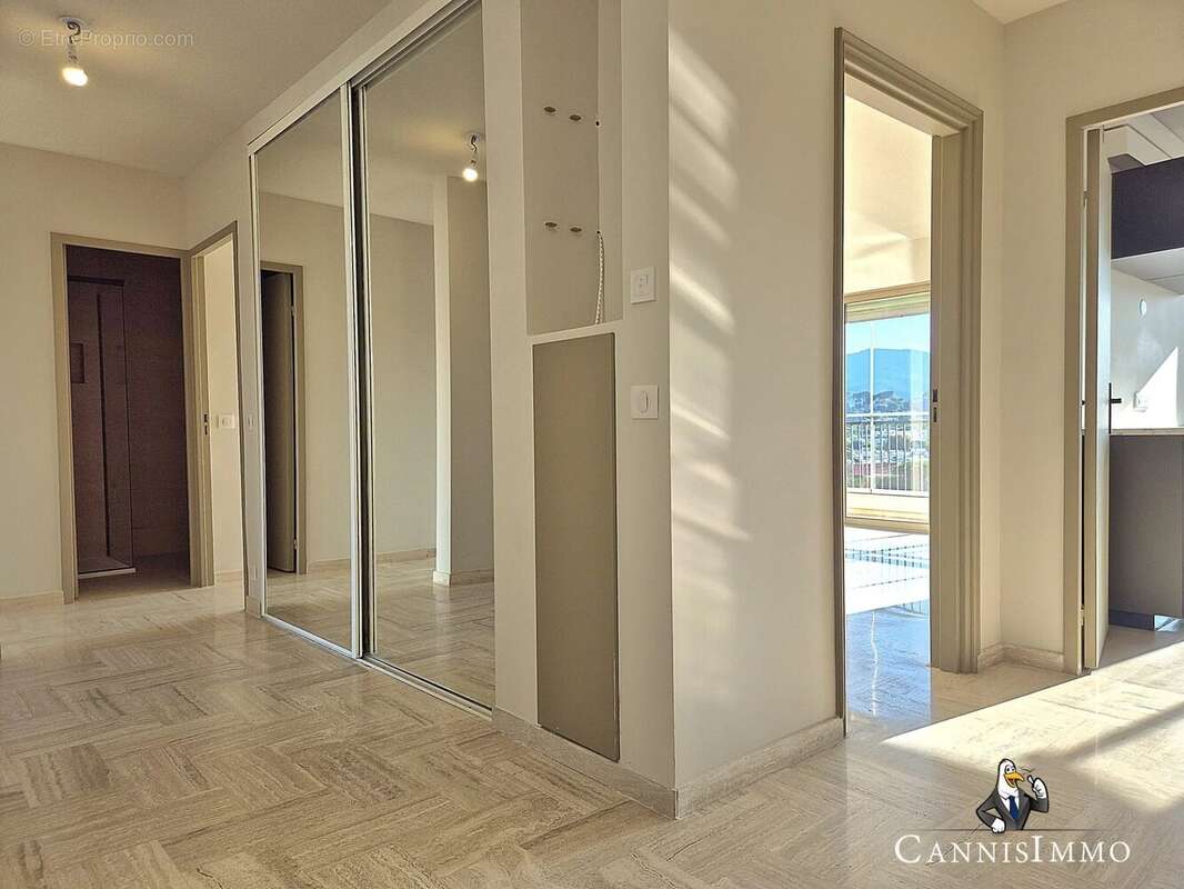 NEW! MANDELIEU MARINA Adresse Exclusive 3p rénové cave et parking - photo 12