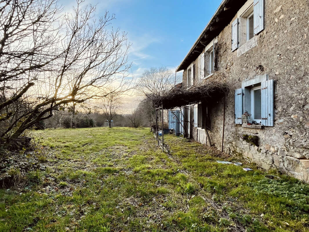 Maison à LESIGNAC-DURAND