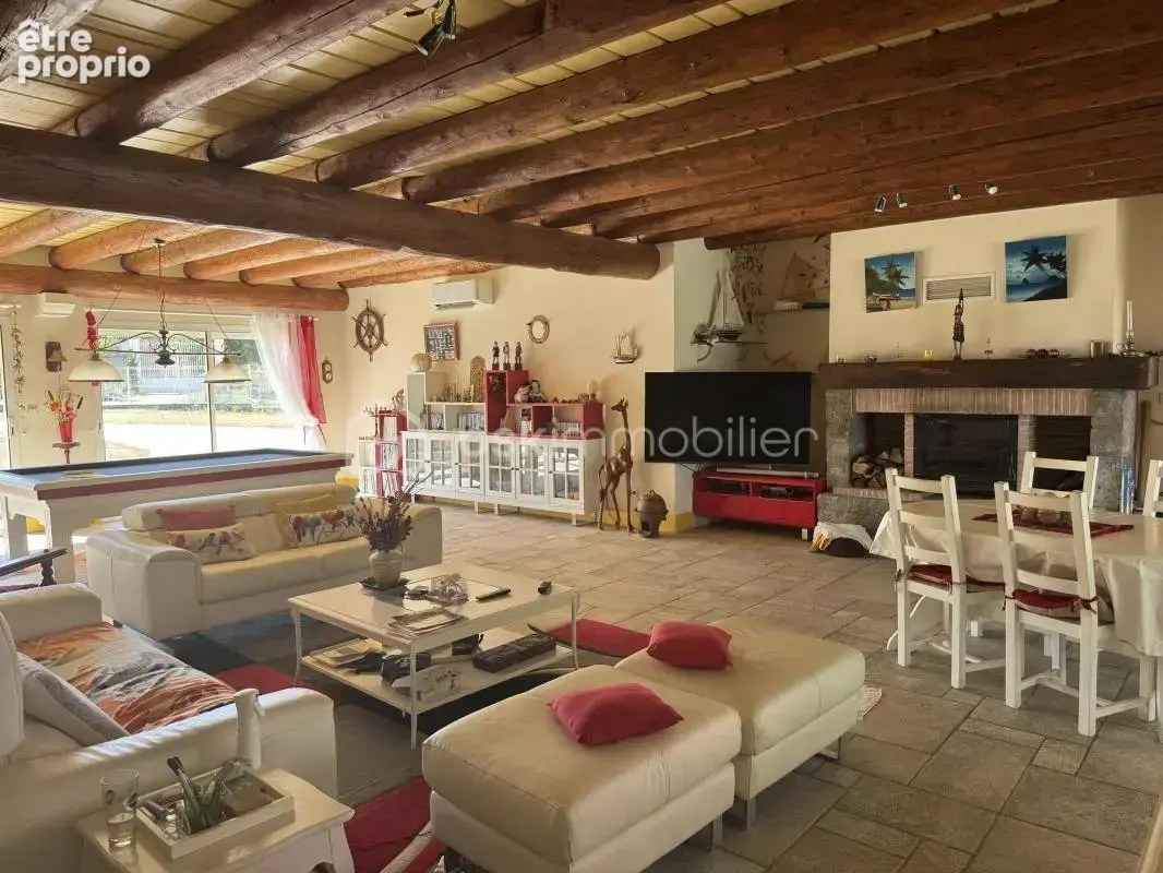 Découvrez la sérénité dans une spacieuse propriété avec piscine, à proximité des commodités ! - photo 9