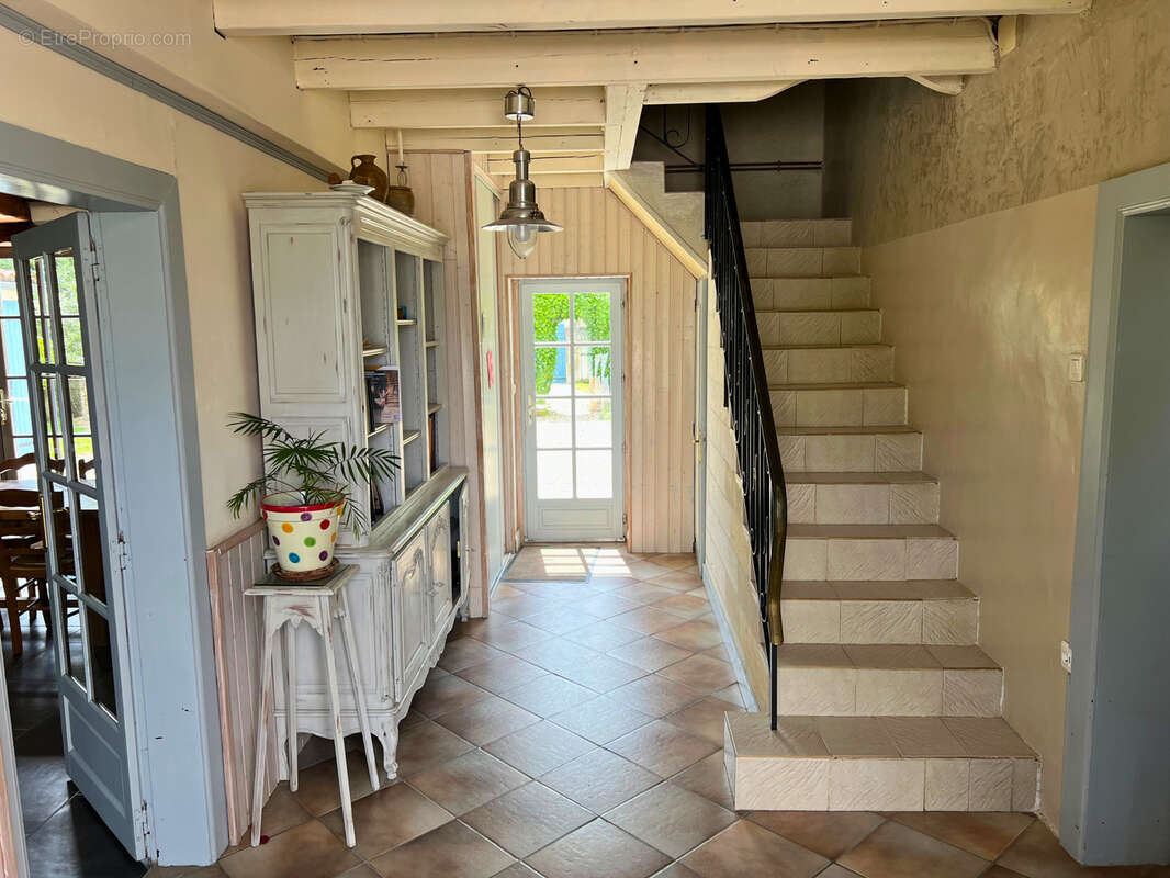 Maison à SAINT-MEME-LES-CARRIERES