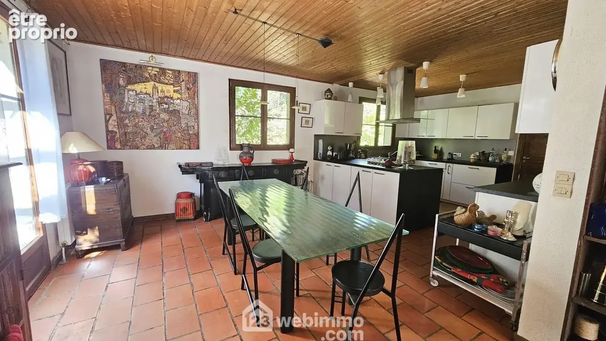 Un espace salle à manger avec un accès sur la cuisine.