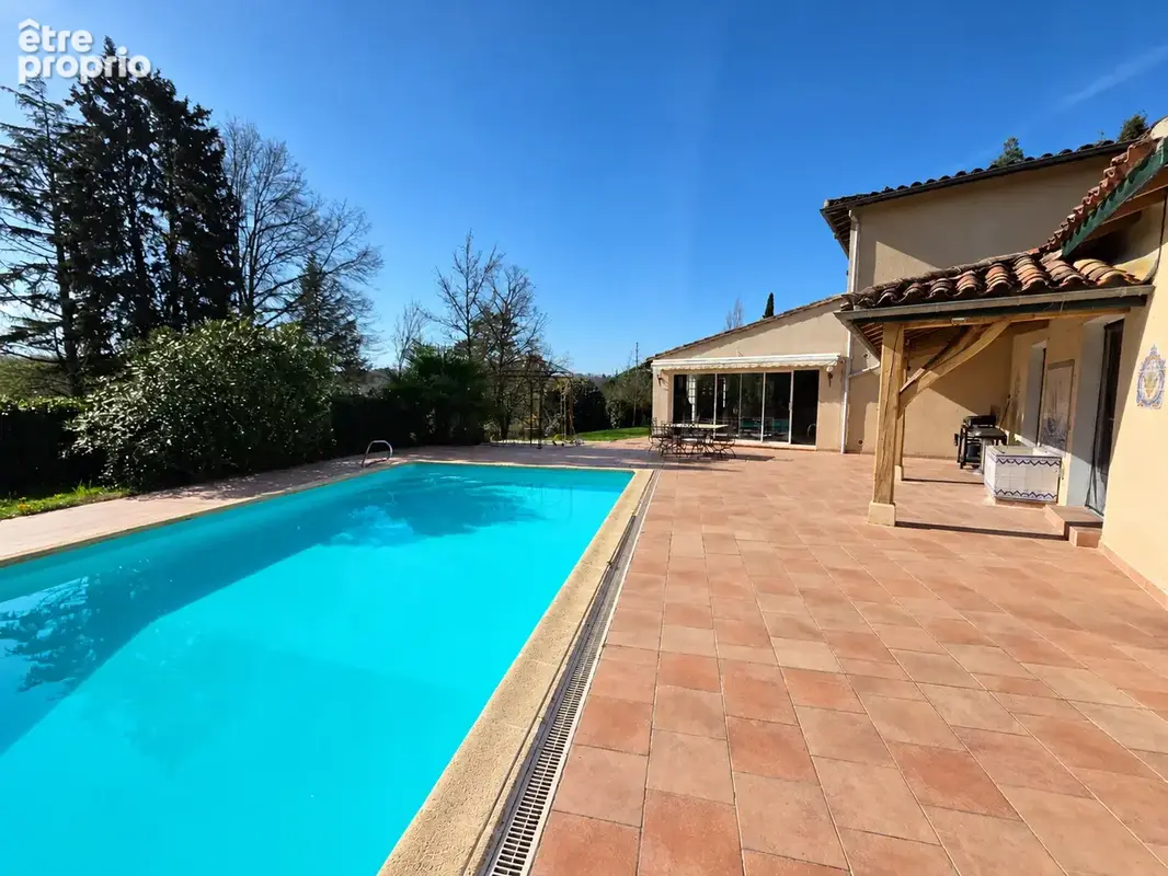 Maison avec piscine et terrain - photo 1