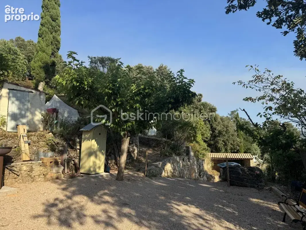 À La Roquebrussanne ( 83136), maison de charme dans un écrin de nature avec panorama exceptionnel, terrain 5689 m2 et piscine - photo 23