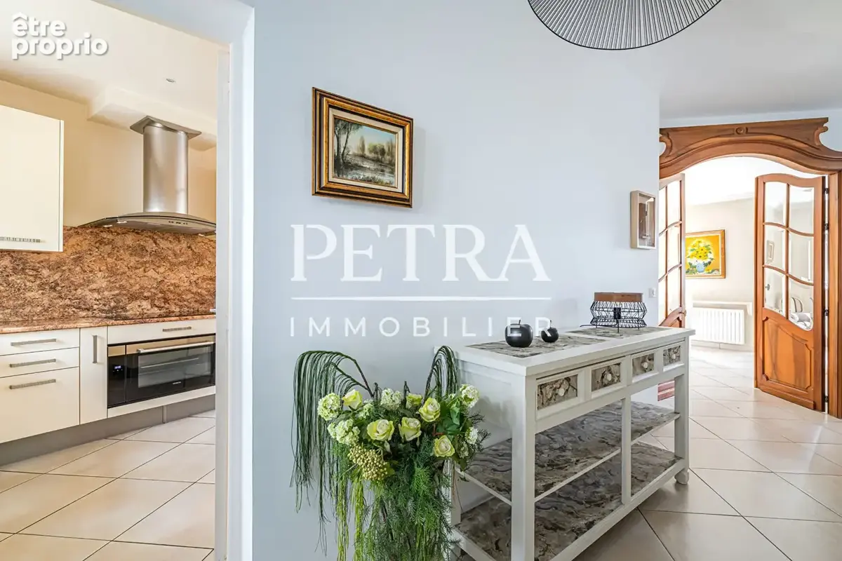 Maison 190 m² - centre ville - jardin - terrasse - garage - photo 2