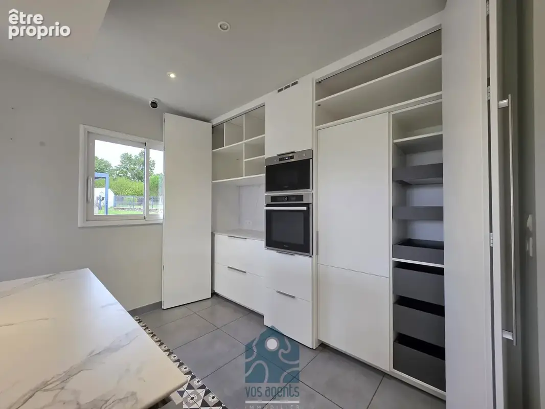 Maison T5 avec piscine, double garage, terrasse couverte, pergola et dépendances - photo 3