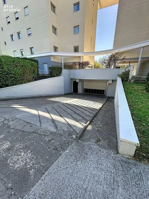 Photo 1 - Parking à TORCY